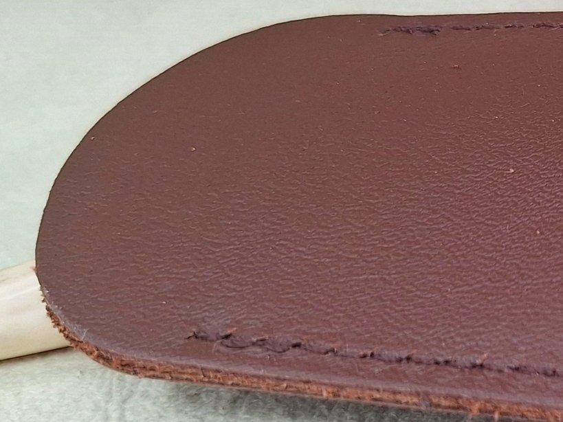 photo du couteau étui marron foncé